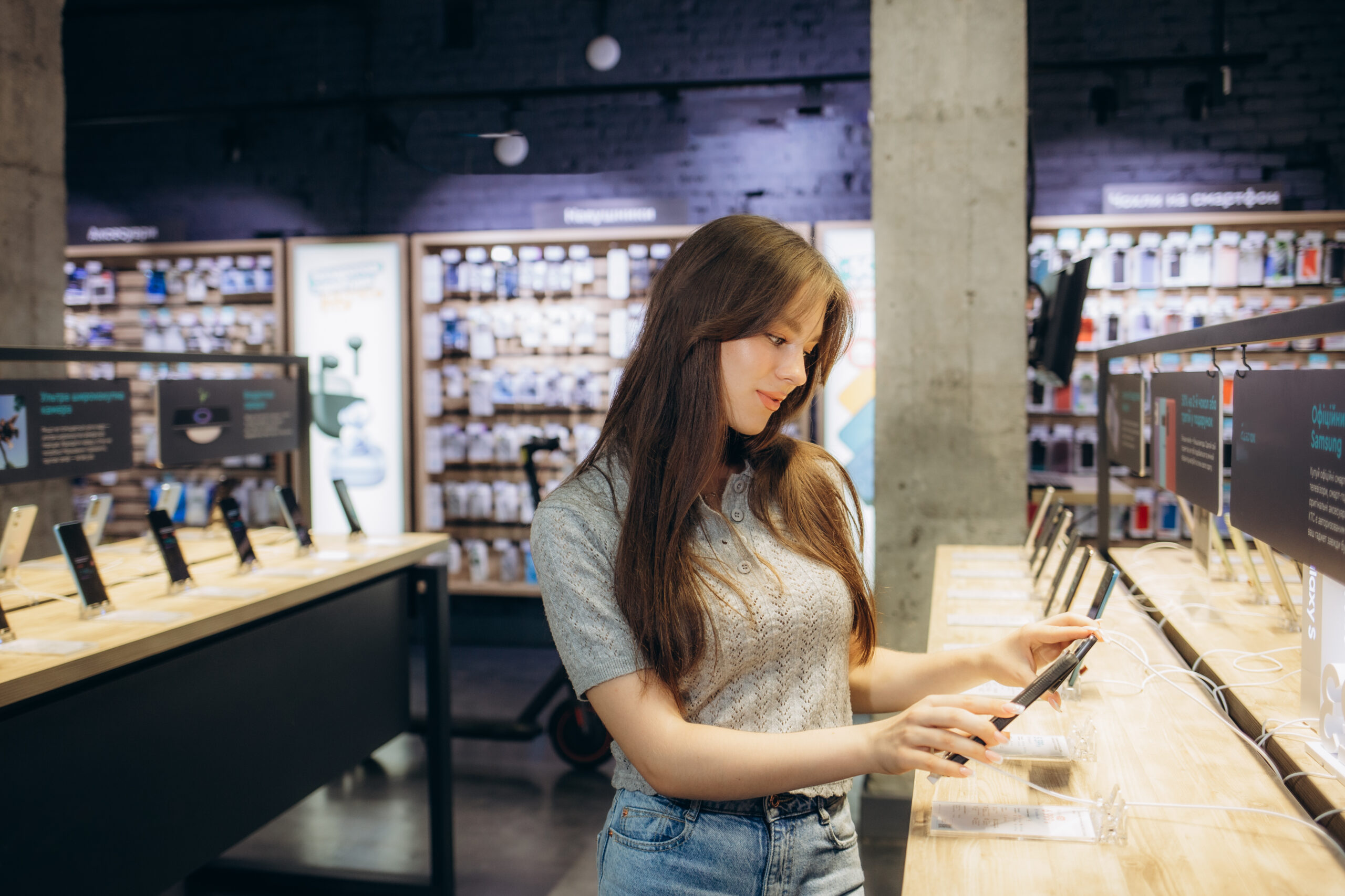 แบตเสื่อมซ่อมคุ้มไหม vs ซื้อเครื่องใหม่ ? ก่อนตัดสินใจซ่อม ควรเช็กอายุเครื่อง (หากเกิน 2-3 ปี บอร์ดจะเริ่มเสื่อม), เช็กการรองรับแอปธนาคาร (ต้องเป็น Android เวอร์ชันใหม่), และระวังค่าซ่อมแฝงจากการแกะเครื่องที่อาจบานปลายจนเท่าราคาเครื่องใหม่